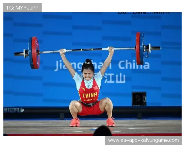 女子举重选手刷新世界纪录赢得掌声，女子举重打破世界纪录